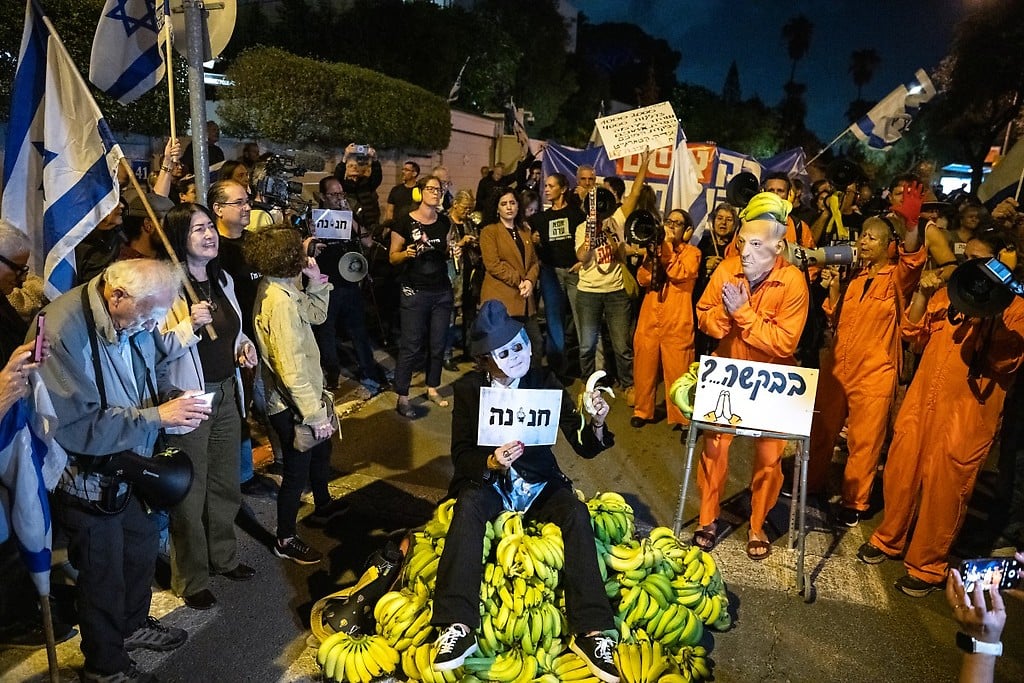 Protesta frente a la casa del presidente israelí, Isaac Herzog, en Tel Aviv tras la solicitud de indulto presidencial del primer ministro israelí Benjamin Netanyahu (30/11/25)