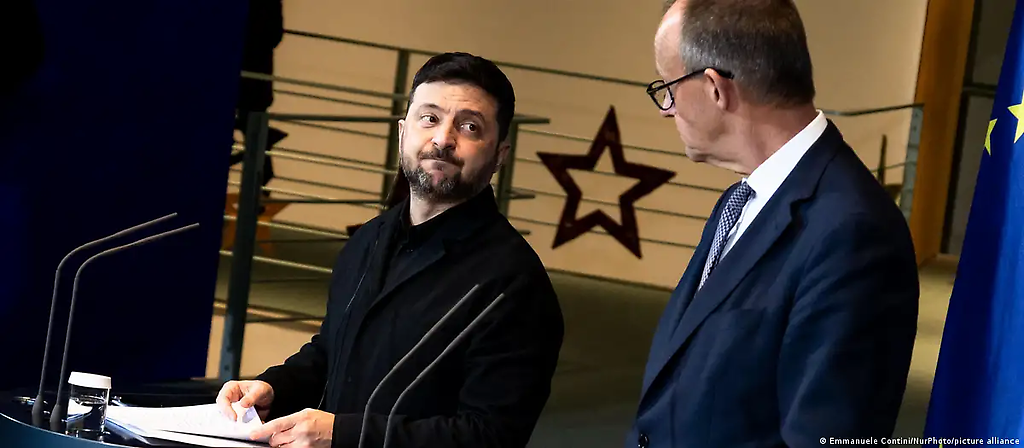 Volodimir Zelenski, junto al canciller alemán, Friedrich Merz, durante una rueda de prensa en Berlín