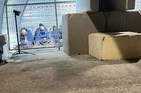 La víctima contó que afirma que él y otros siete detenidos sufrieron agresiones sexuales en grupo durante casi tres minutos. Los soldados los ataron, les vendaron los ojos y los arrastraron a una zona aislada dentro del campamento