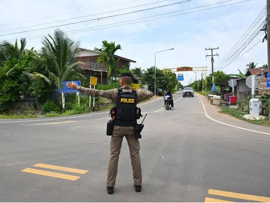 Un soldado tailandés redirigiendo el tráfico en la frontera con Camboya