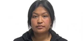 Un juez determinó la responsabilidad penal de María Elena Martínez Robles, expresidenta municipal de Amanalco, en el delito de homicidio calificado en agravio de las víctimas de iniciales G.J.R. y M.A.L.C., registrado el 25 de enero de 2023, quienes fueron asesinados por sus órdenes.