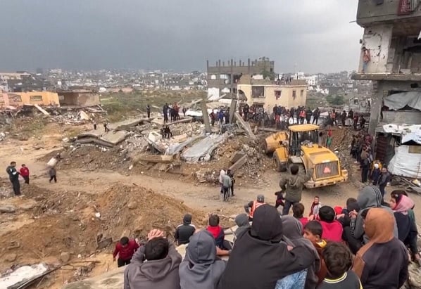 Gazatíes observan labores de demolición de sus viviendas destruídas por Israel