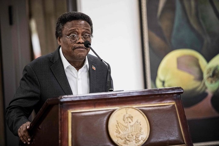 Fritz Alphonse Jean, miembro del Consejo Presidencial de Transición (CPT), habla durante una conferencia de prensa en Puerto Príncipe, Haití