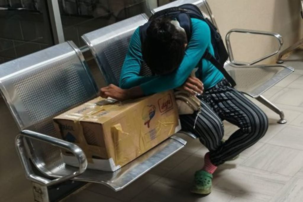 Madre llora a su hija en soledad que yace dentro de la caja de cartón que le entregó el hospital