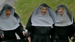 Monjas rebeldes: Las hermanas Bernadette, de 88 años, Regina, de 86, y Rita, de 82, son las últimas monjas del convento Kloster Goldenstein en Elsbethen, cerca de la ciudad austriaca de Salzburgo, quieren ejercer su derecho a estar adonde ellas quieran