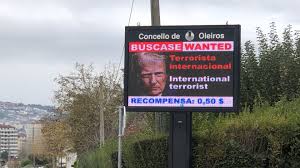 Como «terrorista Internacional» ofrecen una  recompensa de 50 centavos por la captura de Trump en A Coruña