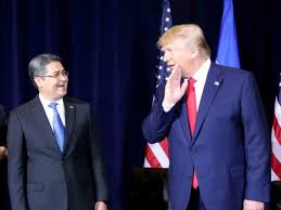 Trump muy amigable con su amigo a quien liberó, el expresidente de Honduras, Juan Orlando Hernández, quien fue sentenciado a 45 años de prisión por narcotráfico, ayudó a introducir 4.500 millones de dosis de cocaína a Estados Unidos (¿habrá pagado por su indulto?)