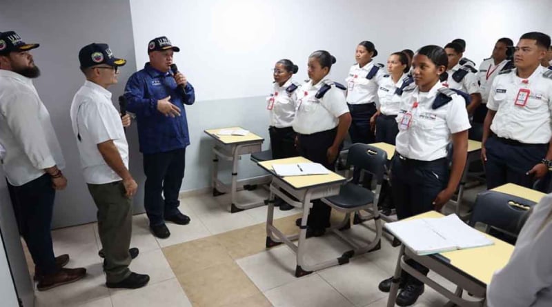 Ministro del Interior con estudiantes de la UNES