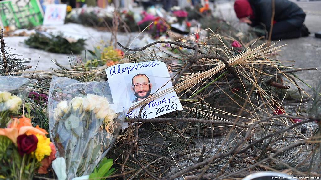 Memorial improvisado en el área donde Alex Pretti fue asesinado a tiros un día antes por agentes federales de inmigración en Mineápolis
