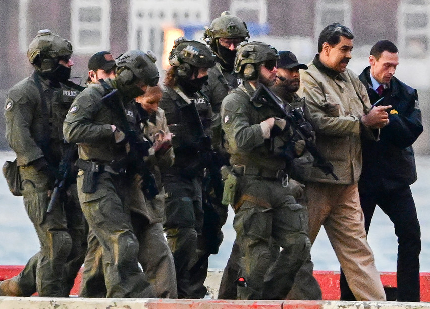 El presidente de Venezuela, Nicolás Maduro, y su esposa, Cilia Flores, aparecen esposados mientras son trasladado a un tribunal de Nueva York, EE.UU., 5 de enero de 2026.