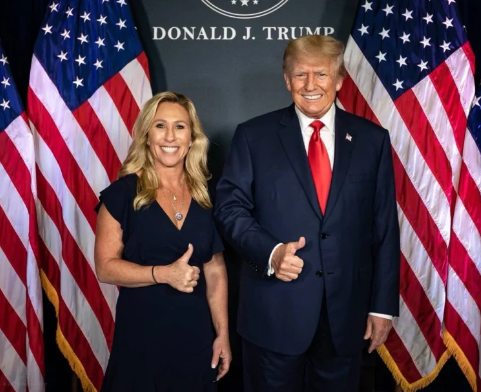 Marjorie Taylor Greene calificó la incursión militar como una traición a la promesa de Trump de mantener a EE.UU fuera de enredos militares extranjeros, una postura que formó parte central del discurso del movimiento MAGA.