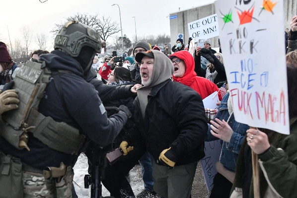Manifestantes protestan contra el asesinato de una mujer en Minneapolis, Minnesota, ocurrido durante una redada migratoria del ICE