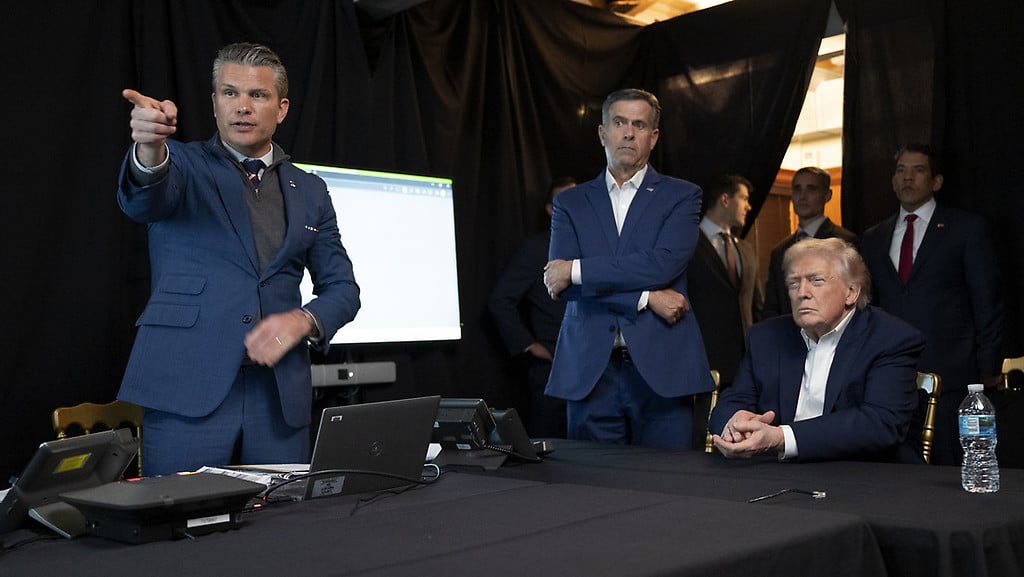 El presidente de EE.UU., Donald Trump, el secretario de Guerra, Pete Hegseth, y el director de la CIA, John Ratcliffe, supervisan las operaciones militares estadounidenses en Venezuela desde Florida, EE.UU., 3 de enero de 2026.