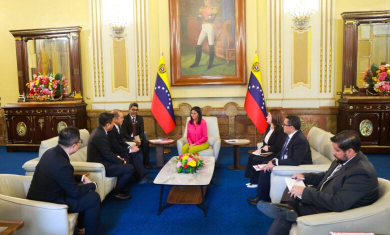 La presidenta encargada de la República, Delcy Rodríguez, encabezó este jueves una reunión de alto nivel en el Palacio de Miraflores, en Caracas, con una importante delegación de la República de Indonesia