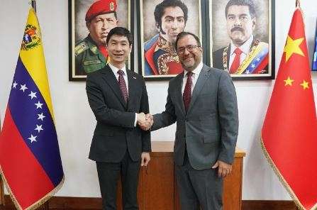 El canciller Yván Gil se reunió con el embajador de China, Lan Hu.